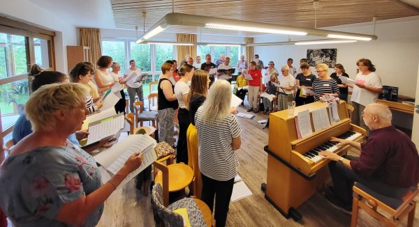 Beim Projektsingen kamen zahlreiche Gäste, um sich einmal im Chor auszoprobieren. - © Gospelchor Stapelage