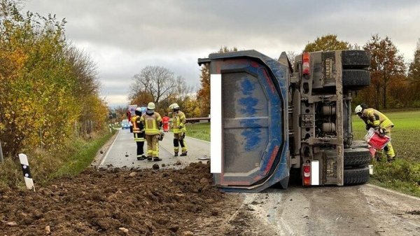 Die Feuerwehr ist mit Aufräumarbeiten am umgekippten Lkw beschäftigt. - © Freiwillige Feuerwehr Bad Salzuflen