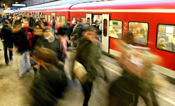 Auf dem überfüllten Bahnhof in Hannover fand sich die Seniorin nicht mehr zurecht und bekam nach eigenen Worten auch keine Hilfe. Weil einer ihrer Söhne dort wohnt, konnte er ihr dann aber kurzfristig beistehen. - © Roland Weihrauch/dpa