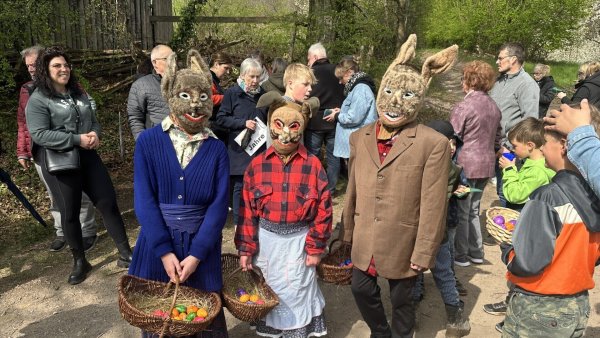 Die drei Osterhasen haben rund 500 Eier für die Kinder versteckt. - © Kulturverein Westorf