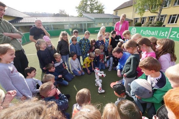 Die Roboter-Dame Ina zeigte letzten Herbst auf dem Kleinspielfeld der OGS Hiddesen, was sie alles kann. Dazu gehört Schattenboxen Tai Chi, aber auch Tänze wie Gangnam Style oder Macarena. Aber jetzt, wo keine OGS-Betreuung stattfindet, sollen Eltern auch nichts bezahlen müssen – und die Schlüsselpersonen, deren Kindern betreut werden müssen, auch nicht. - © Archivfoto: Jost Wolf