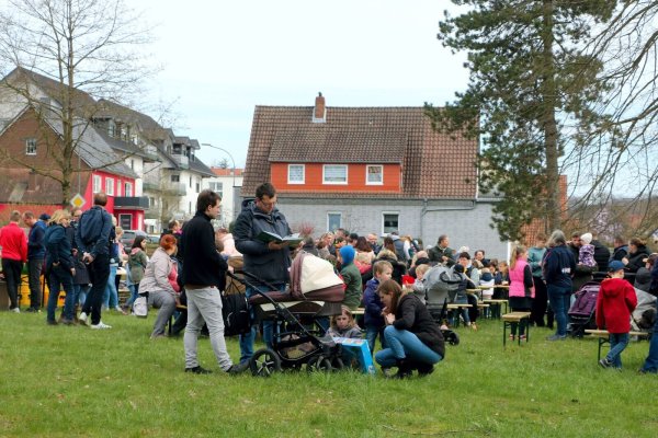 Viel los war bei der Ostereiersuche im Park. - © Hans Böhm