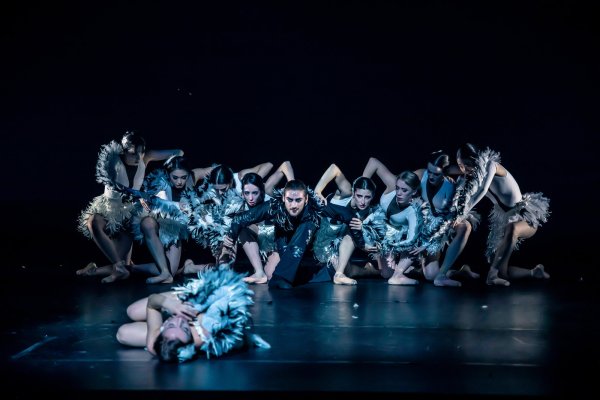 Madoka Sato (von links), Kyoko Oku, Isabelle Zabot, Mirea Mauriello, Levin Mischel, Giulia Spinelli, Josefine Kaus, Erica Pinangé, Soyoung An und Veronika Jungblut inszenieren das Stück "Schwanensee". - © Landestheater Detmold/Marc Lontzek
