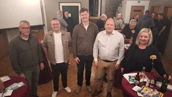 Beim ersten Hadnwerkerstammtisch in Blomberg: (von links) Andreas Hempe (Malerunternehmen Hempe aus Blomberg), Kreishandwerkerschaft Paderborn-Lippe Joschua Kühn, Wirtschaftsförderer Waldemar Bichler, Bürgermeister Christoph Dolle, Kreishandwerkerschaft Paderborn-Lippe Andrea Hegerbekermeier - © Stadt Blomberg