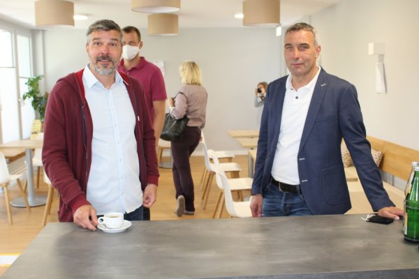 Thorsten Sagner von der Dorfgemeinschaft Hörstmar und Lemgos Kämmerer Dirk Tolkemitt (von links) in den neuen Räumen vom inklusiven Café, welches demnächst vom Verein Das Dach betrieben wird. - © Sandra Castrup (LZ)