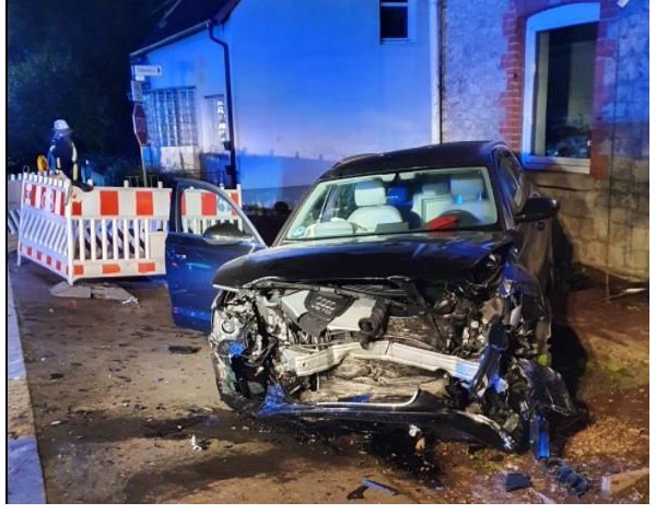 Unfall im im Ortsteil Elfenborn. - © Freiwillige Feuerwehr Kalletal