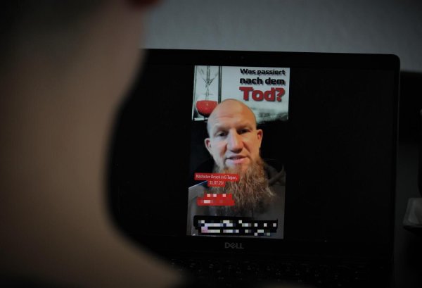 Der bekannte Salafist Pierre Vogel bewirbt die Broschüren der Kampagne "Was danach" in sozialen Medien, hier in einem Video aus dem Juli. - © Lukas Brekenkamp