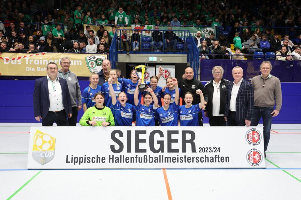 Der FC Donop-Voßheide feiert seinen vierten Triumph beim LZ-Cup. Erster Gratulant war Landrat Dr. Axel Lehmann (links). FLVW-Präsident Manfred Schnieders (Zweiter von rechts) ist unter anderem auch auf dem Bild, genauso wie die Kreisvorsitzenden Gottfried Dennebier (Zweiter von links) und Werner Fritzensmeier (Dritter von rechts). - © Paul Cohen(LZ)