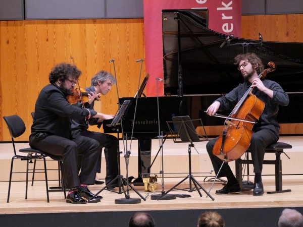 Große Klangrede mit dem Trio Gaspard: Jonian Ilias Kadesha (Violine), Nicholas Rimmer (Klavier) und Steffan Morris (Violoncello) brillieren im schönsten Zusammenspiel. (von links). - © Thomas Krügler