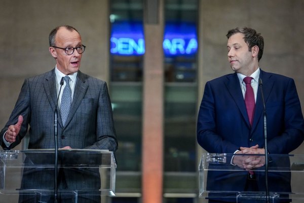 Friedrich Merz (CDU) und Lars Klingbeil (SPD) wollen mit ihren Parteien in Koalitionsverhandlungen eintreten. - © Kay Nietfeld/dpa