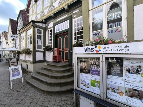 Ein schmuckes Domizil, aber nicht recht barrierefrei: Die Volkshochschule ist sich des Problems bewusst und improvisiert bei Bedarf. - © Dieter Asbrock