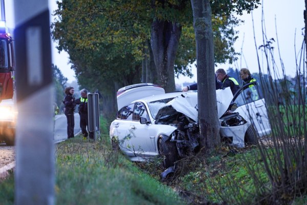 Bei diesem Unfall im Oktober 2023 wurde der Jaguar eines 32-Jährigen völlig zerstört. - © Freitag TV