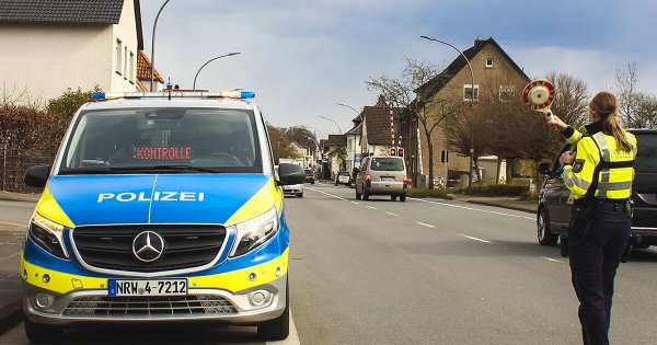 Die Polizei hat einen betrunkenen Autofahrer gestellt. - © Symbolfoto: Polizei Lippe