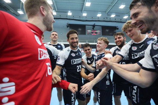 Glückliche Lemgoer in Österreich: Tim Suton (Mitte) mit seinen Mitspielern. - © Paul Cohen