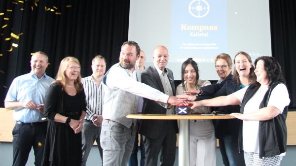 Die Macher der Kompass-Kalletal-App feiern den Launch. - © Kyrill von Matuschka