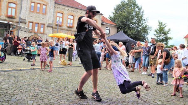 Mit ihren deutschen Texten spricht die Band „Kater Karli“ sowohl die Kinder als auch die Eltern an. Ida (mit Kopfhörer) und ihren Vater bringt die Rockmusik ordentlich in Schwung. Foto: Knut Dinter - © Knut Dinter