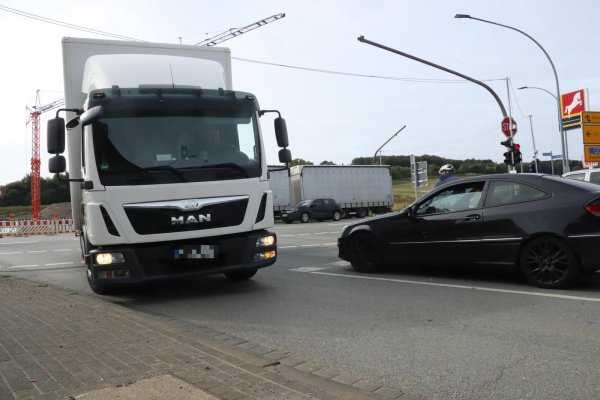An der B66n-Baustelle kommt es nach Einschätzung der CDU-Fraktion zu kniffeligen Manövern, wenn Lkw-Fahrer aus Bielefeld kommend nach links auf die Hauptstraße abbiegen wollen. Laut CDU könne helfen, wenn die Linksabbiegerspur auf der Hauptstraße etwas zurückgesetzt wird. - © Birgit Guhlke/Neue Westfälische