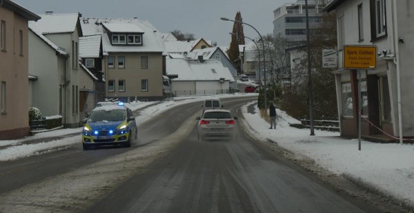 Der Schneefall sorgte auch in Detmold für Blaulicht-Einsätze von Polizei und Rettungskräften. - © Jost Wolf