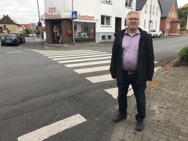 Dr. Johann Malcher steht an dem Zebrastreifen an der Heldmanstraße, der Auslöser für sein kommunalpolitisches Engagement gewesen ist. - © Sven Kienscherf
