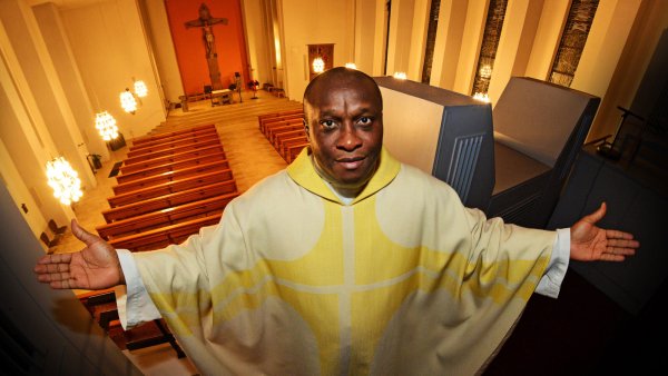 Dr. Viktor Anoka, Vikar im Pastoralverbund Bad Salzuflen und Priester in der St. Kiliansgemeinde in Schötmar, stammt aus Nigeria. - © Nicole Ellerbrake