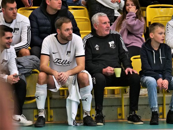 Für ein Tässchen Kaffee dürfte es für den ewig jungen Wolfgang Wächter, Interimscoach des TuS Horn-Bad Meinberg, zwischen den Spielen beim Neujahrscup reichen. Und vielleicht ja auch zu einem Plausch mit Daniel Brinkmann (links). - © Jörg Hagemann