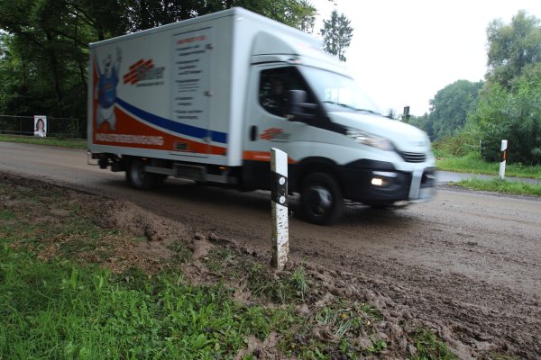 Der jüngste Starkregen hat in Brüntorf und Kirchheide viel Schlamm auf die Straßen gespürt – hier eine Szene unterhalb des Friedhofs am Tag danach. - © Jens Rademacher