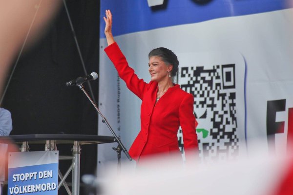 Vor dem Brandenburger Tor kritisierten Sahra Wagenknecht und ihre Mitstreiter Deutschland, die EU und andere westliche Staaten für ihre Unterstützung der Ukraine. - © IMAGO/dts Nachrichtenagentur