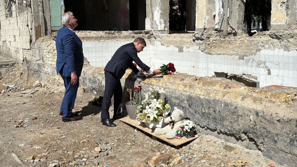 Johann Wadephul (CDU, r.), Außenminister von Deutschland, und sein ukrainischer Amtskollege Andrij Sybiha legen Rosen nieder an einem Haus, das bei einem Raketenangriff am 17. Juni zerstört wurde. - © Jörg Blank/dpa
