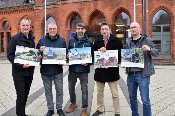 Die Macher des Projekts: Verleger Dr. Hans Jacobs sowie die Eisenbahnfreunde 
Konrad Soppa, Klaus Schuler, Dirk Schneider und Christian Schulz (von links). - © Klaus Schuler