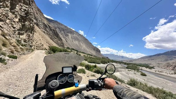 Auf dem Motorrad sitzen und die Schönheiten der Natur genießen - das ist für die Freunde, die sich "brothercyclist" nennen, ein Gefühl von Freiheit. - © Jakob Pankraz