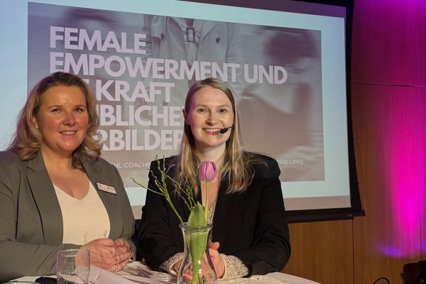 Gleichstellungsbeauftragte Nicole Krüger (links) und Referentin Lisa Altenpohl freuen sich über den gelungenen
Jahresempfang. - © Kreis Lippe