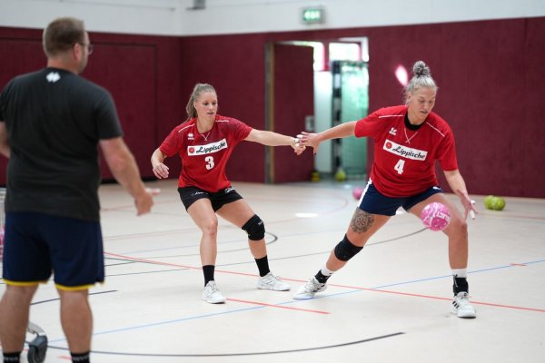 Trainer Steffen Birkner beobachtet genau die Arbeit der beiden Kreisläuferinnen Laura Rüffieux (links) und Stefanie Kaiser. - © Kornej Weibert