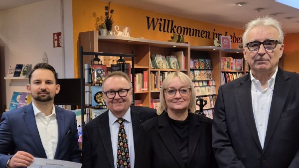 Veweisen auf die Wichtigkeit der 27-Prozent-Kampagne (von links): Referent Timm Lönneker, IHK-Vizepräsident Alfred W. Westermann, Hauptgeschäftsführerin Svenja Jochens und Präsident Volker Steinbach. - © IHK Lippe