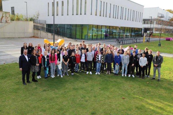 1) Rund 65 erfolgreiche Nachwuchsforschende aus OWL wurden an der Universität Bielefeld zu ihren Leistungen bei diversen MINT-Wettbewerben auf Bundes- und Landesebene beglückwünscht.
2) Aus dem Kreis Lippe waren (v.l.) Jara Kampe, Tim Kammel und Fiona Kampe (alle Engelbert-Kaempfer-Gymnasium Lemgo) erfolgreich. - © Ostwestfalen-Lippe GmbH