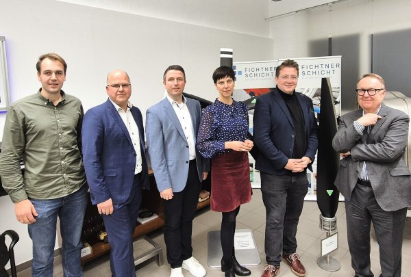 Im Gespräch mit den Unternehmen aus Schlangen: Die Geschäftsführer der Fichtner & Schicht Tim Stricker (erster von links), Marcus Tack (dritter von links) sowie Jan Stricker (zweiter von rechts) gemeinsam mit Bürgermeister Marcus Püster (zweiter von links), IHK-Referentin Jenny Krumov (Mitte) und IHK-Vizepräsident Alfred. A. Westermann (rechts). - © IHK Lippe