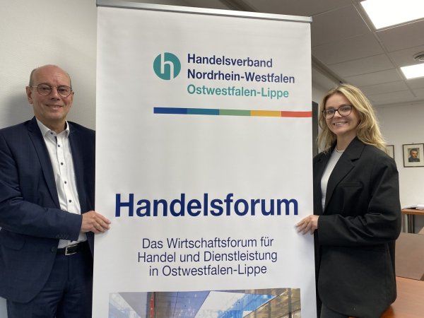 Handelsverbands-Chef Thomas Kunz und Mia Reckersdrees von Bielefeld Marketing, die sich um die Organisation des Handelsforums kümmert. - © Martin Krause