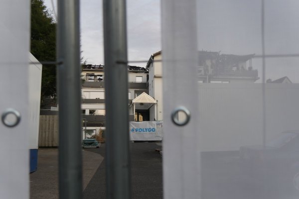 Eine Brandsanierungsfirma aus Schloß Holte-Stukenbrock ist in der Brunnenstraße derzeit mit Aufräumarbeiten beschäftigt. - © Jost Wolf