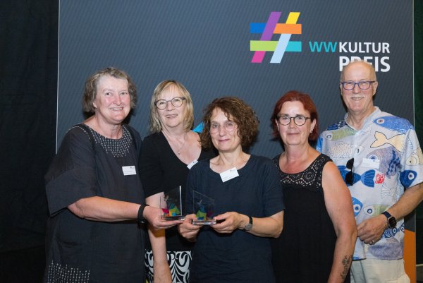 Das Team von Kunstpunkt bei der Preisverleihung zusammen mit Sabine Kuhfuß vom Kultur-Team der Stadt Detmold (mitte): (von links) Doris Lemberg-Hinsenhofen, Angelika Lessmeier, Ute Deling, Bernhard Staercke. - © Foto 2024 von www.ChristianSchwier.de