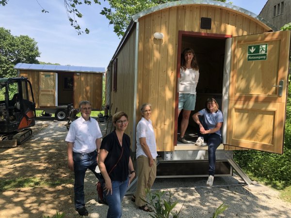 Die Bauwagen für den neuen Waldkindergarten stehen. In Augenschein genommen werden sie von (von links) Vorstand Udo Zippel, den Abteilungsleiterinnen Kindergärten/OGS, Michaela Kregel und Judith Lindemeier, der künftigen Kita-Chefin Anita Leger und Bereichsleiterin Kinder und Jugendliche, Sabine Menzel. - © Till Brand