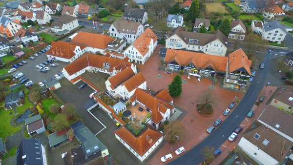 Der Mittelpunkt des Ortes aus der Vogelperspektive. - © Mike-Dennis Müller
