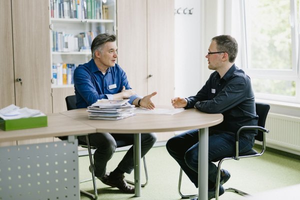 Chefarzt Dr. Milan Perkušic (links) im Gespräch mit dem leitenden Pychotherapeuten Dr. Björn Gonschior. - © Susanne Troll Fotografie