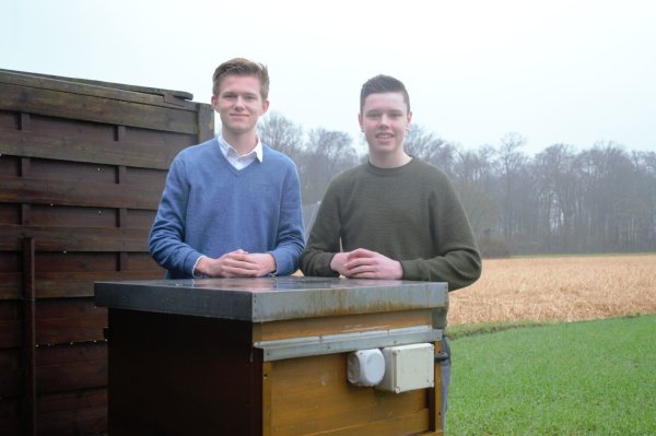 Jannis Laghusemann (links) und Lars Krügler stehen an ihrem innovativen und vernetzten Bienenkasten. - © Jannis Laghusemann