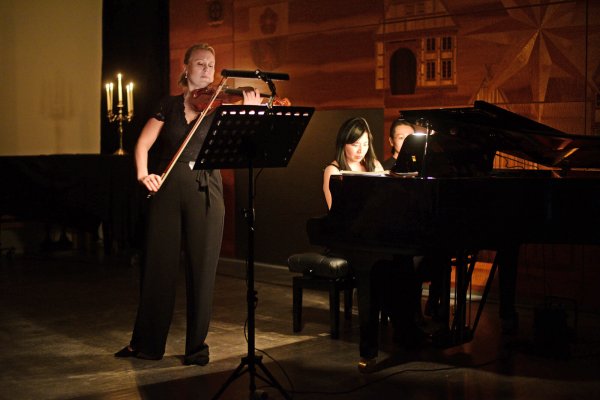Begeisterten: Violinistin Maria-Elisabeth Lott und Pianistin Masako Miyazaki-Gurewitsch. - © Nicole Ellerbrake