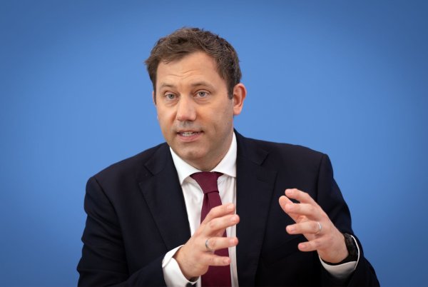 Lars Klingbeil (SPD), Bundesminister der Finanzen, spricht während einer Pressekonferenz zum Haushalt 2026. - © Soeren Stache/dpa