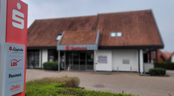 Die Sparkasse am Detmolder Weg in Lemgo soll 2025 aufgegeben werden, ebenso wie die Filiale im benachbarten Brake. Als Ersatz soll auf dem Innovation Campus ein Neubau an der Phoenix-Contact-Arena entstehen. - © Katrin Kantelberg