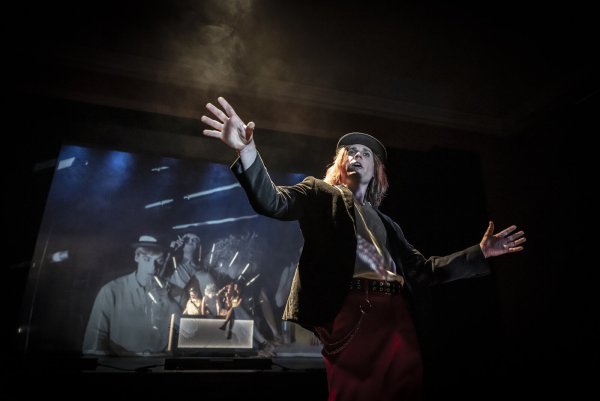 Der Schauspieler Emanuel Weber in einer Szene des Stücks "A Clockwork Orange". - © Landestheater Detmold / Jochen Quast