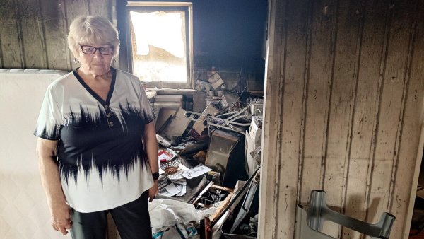 Durch den Brand in ihrer Wohnung hat Rita Maschmann ihre komplette Einrichtung verloren - darunter zahlreiche Erinnerungsstücke. - © Sven Hauhart