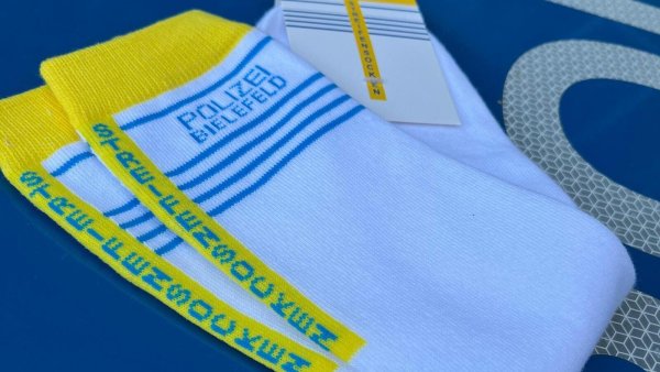 Die Polizei versteckt die sogenannten "Streifensocken" in der Nähe der Uni Bielefeld. - © Polizei Bielefeld
