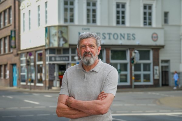 Zilo Demirovic sieht einer ungewissen Zukunft entgegen. Nach derzeitigem Stand der Dinge wird er sein Café Milestones schließen müssen. - © Andreas Zobe