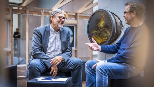 Am Kamin in der Kunsthalle sitzt Georg Fortmeier (l.), ehemaliger NRW-Landtagsabgeordneter, und diskutiert mit NW-Kulturchef Stefan Brams in Oscar Tuazons Langhaus-Nachbau. - © Sarah Jonek